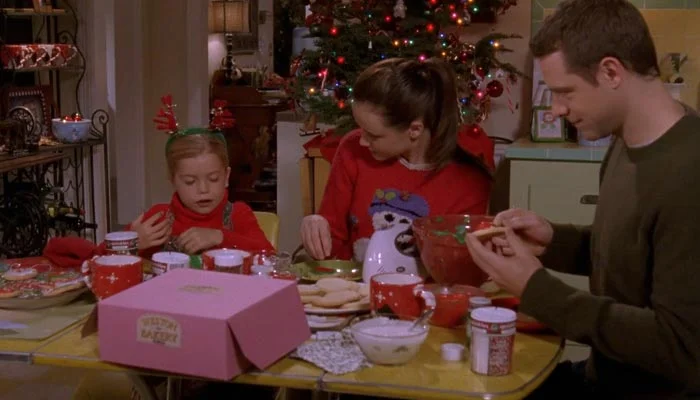 『ギルモア・ガールズ』で、ローリーと父クリストファーがクリスマスクッキーを作る