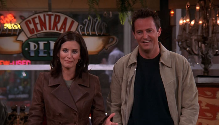 『フレンズ』で、チャンドラーとモニカ夫妻は養子縁組のため赤ちゃんの親と面接