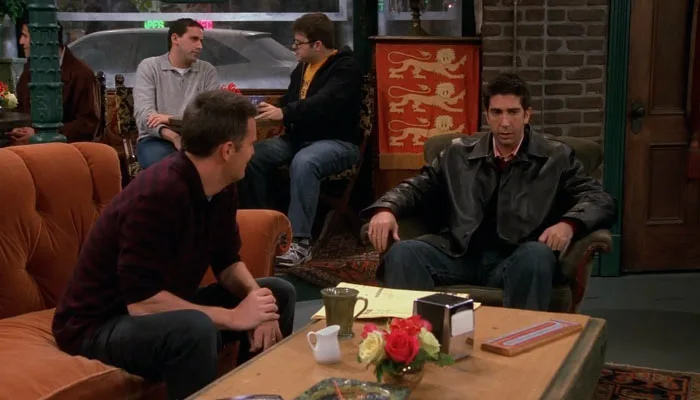 『フレンズ』で、レイチェルの彼氏からの留守電を消去したことを告白するロス