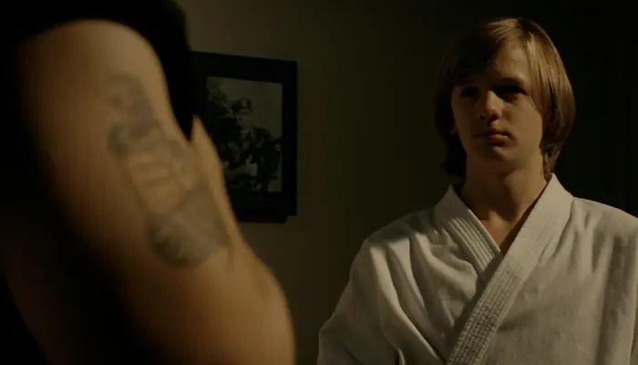 『コブラ会』で、ジョン・クリーズにしごかれるジョニーのフラッシュバック