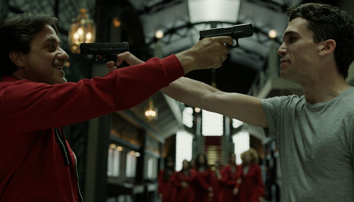 『ペーパーハウス』で、銃口を向け合う