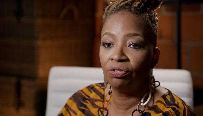 『クィア・アイ』で、母親は息子が亡き父の代わりをしようとしてると述べる