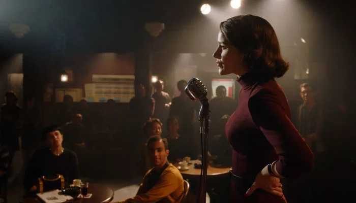 『マーベラス・ミセス・メイゼル』で、ミッジが離婚した夫のネタを観客の前で話す