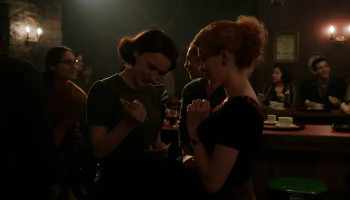 『マーベラス・ミセス・メイゼル』で、ミッジはファンにサインを求められる