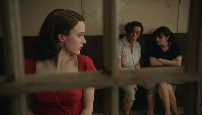 『マーベラス・ミセス・メイゼル』で、勾留中のミッジは、同房の女性の会話に聞き耳を立てる