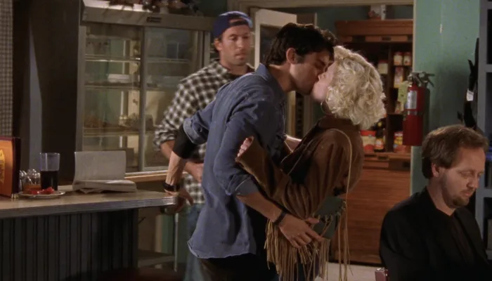 『ギルモア・ガールズ』で、食事を運ぶルークはカウンターの前でキスしてるカップルにどけと言う