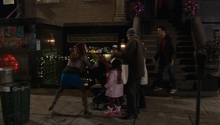 『ママと恋に落ちるまで』で、テッドのために通行人に道を開けるよう言うリリー