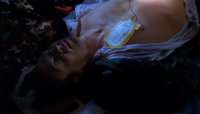 『メンタリスト』で、蘇生措置を受けるジェーン