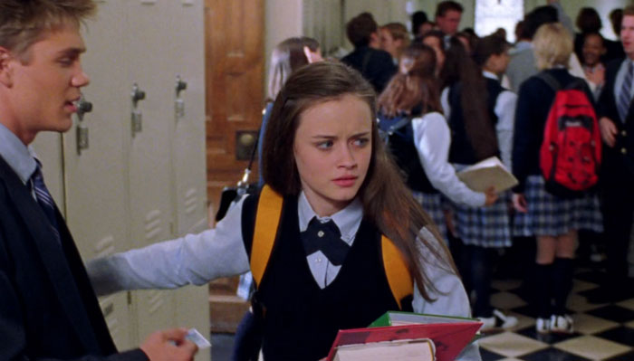 『ギルモア・ガールズ』で、ローリーは学校でデートに誘われる