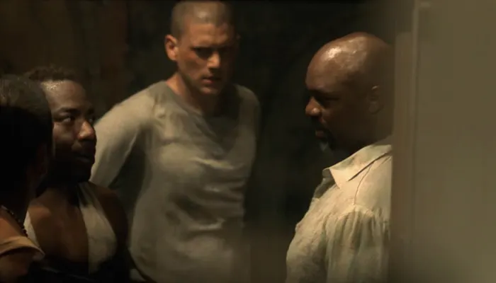 『プリズン・ブレイク』で、マイケルはソナ刑務所に投獄されボスと出会う