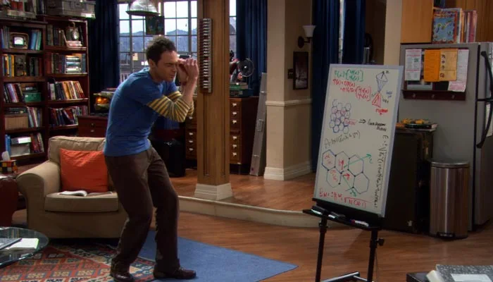 『ビッグバン★セオリー』で、シェルドンは自身の研究を手の望遠鏡で遠くから眺める