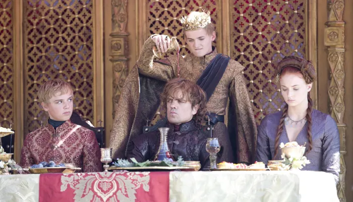 『ゲーム・オブ・スローンズ』で、ジョフリーがティリオンにワインをかける