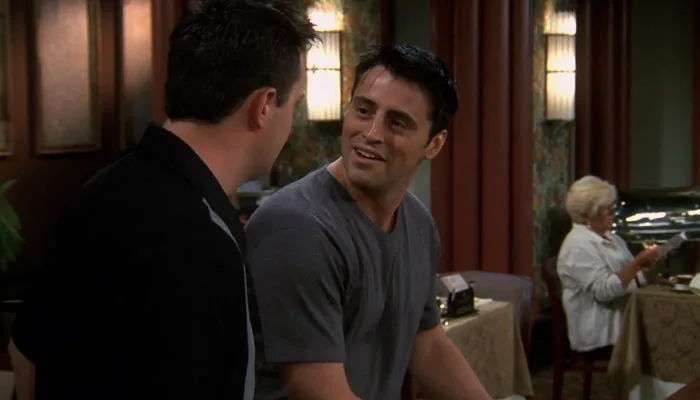 『フレンズ』で、チャンドラーはモニカと結婚寸前であることをジョーイに告げる