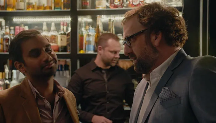 『マスター・オブー・ゼロ』で、女性からもらったウィンクについて話すデフとアーノルド