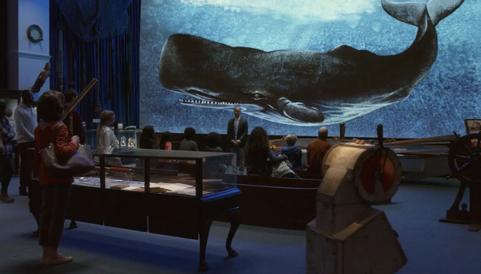 『ギルモア・ガールズ: イヤー・イン・ライフ』で、クジラ博物館でナンタケットのクジラ漁の歴史を説明する学芸員