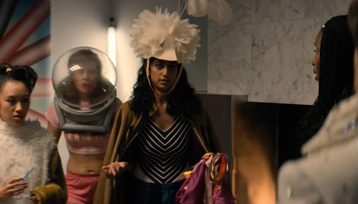 『GLOW』で、バッシュはアーチーのキャラをステレオタイプで決める