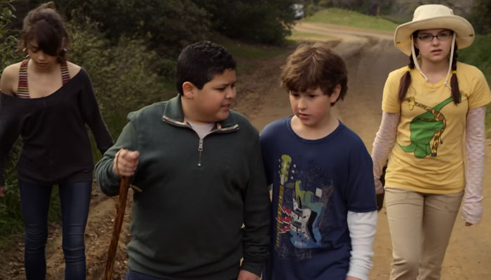 『モダン・ファミリー』で、マニーがコヨーテより早く走れるか尋ねる