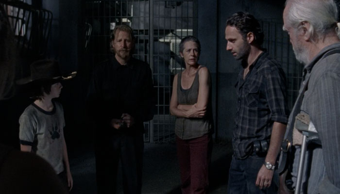 『ウォーキング・デッド』で、リック一行はガバナーに人員でも銃器でも負けている