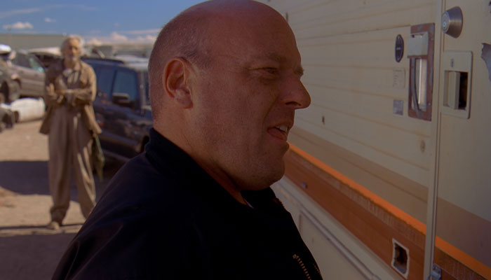 『ブレイキング・バッド』で、キャンピングカーから出てくるようにジェシーに命令するハンク