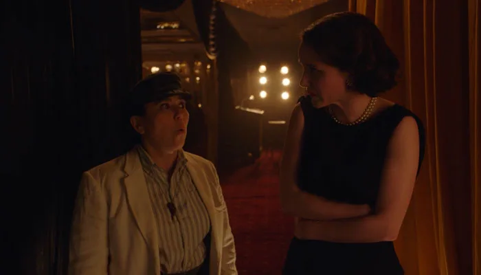 『マーベラス・ミセス・メイゼル』で、舞台袖でミッジの舞台の成功を褒めるスージー