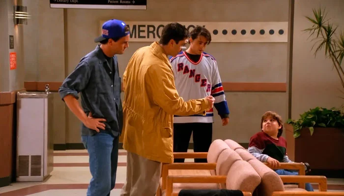 『フレンズ』で、アイスホッケーのパックが当たり、病院へ運ばれるロス