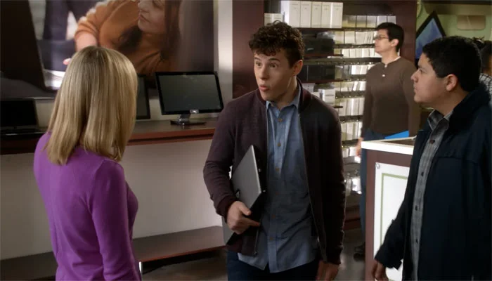 『モダン・ファミリー』で、元家政婦に過去のことをバラされるマニーの友達