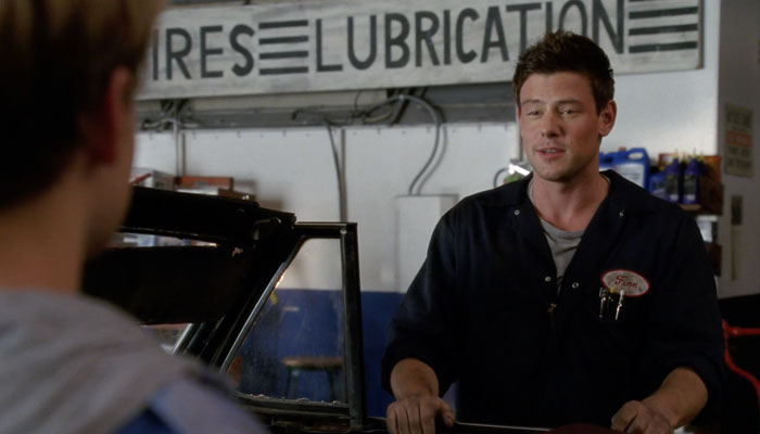 『glee/グリー』で、リハーサルができないメンバーは本物のガレージで行う