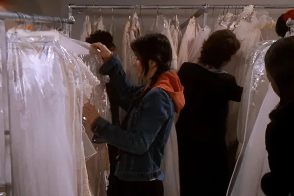 『フレンズ』で、モニカがウェディングドレスを選ぶ