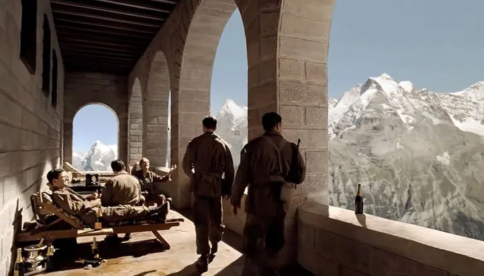 『バンド・オブ・ブラザース』で、ヒトラーの隠れ家に入り込み、贅沢を楽しむ兵士たち