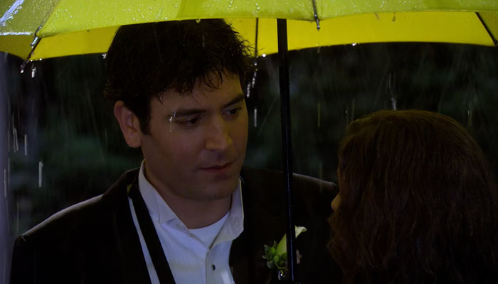 『ママと恋に落ちるまで』のテッドと黄色い傘の女性が出会うシーン