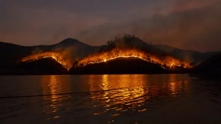 水面に映る山火事