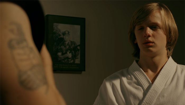 『コブラ会』で、子供の時のジョニーに涙を流すなと説くジョン