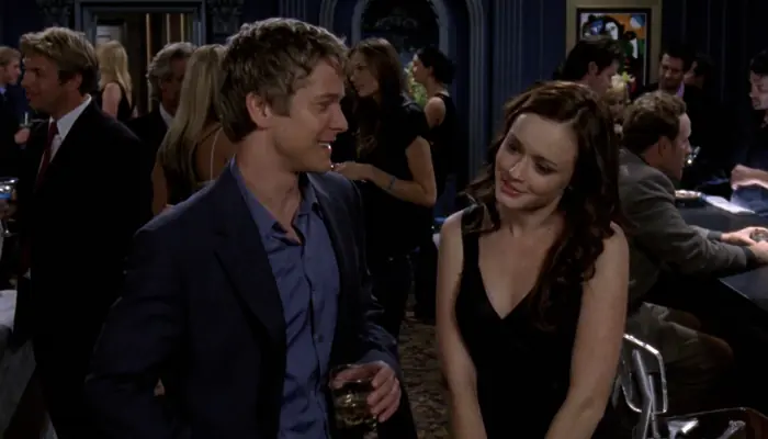 『ギルモア・ガールズ』で、ローリーはイェール大学新聞部の編集長を退任する