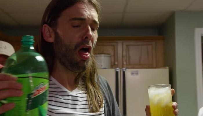 『クィア・アイ』で、マウンテンデュー＆テキーラカクテルを飲んで吐き気をもよおすジョナサン