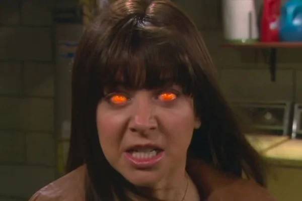 『ママと恋に落ちるまで』で、怒りに顔が豹変し目を赤く光らせるリリー