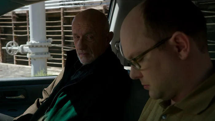 『ベター・コール・ソウル』で、マイクが車内で依頼者にアドバイス