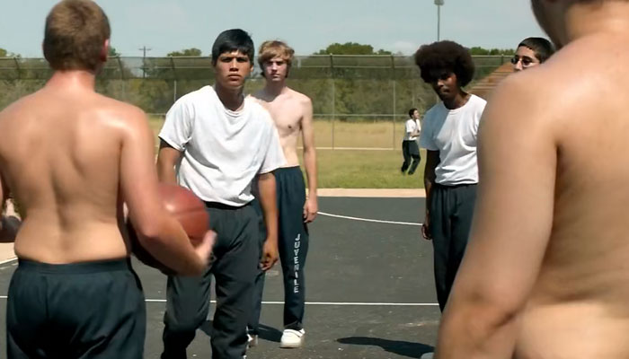 『アメリカン・クライムで、少年院でいじめられるラティーノ少年』