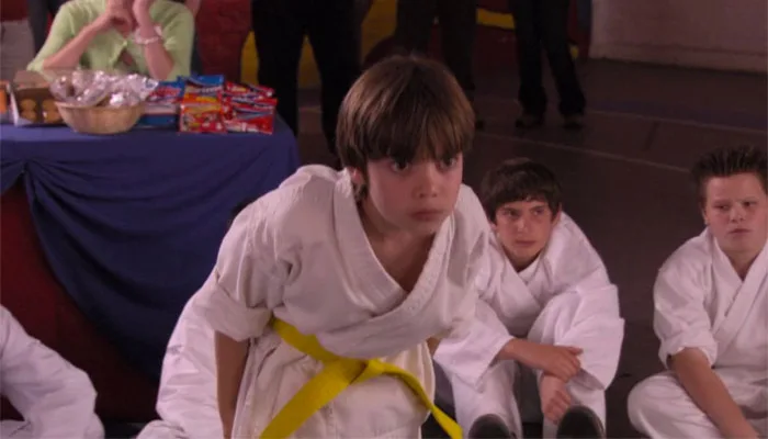 『Weeds ママの秘密』で、空手の試合前の外国人のお辞儀