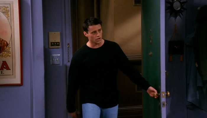 『フレンズ』で、チャンドラーは舟遊びから帰ってくる