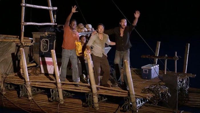 『LOST』で、島をいかだで脱出しようとしたメンバーが救助を求める