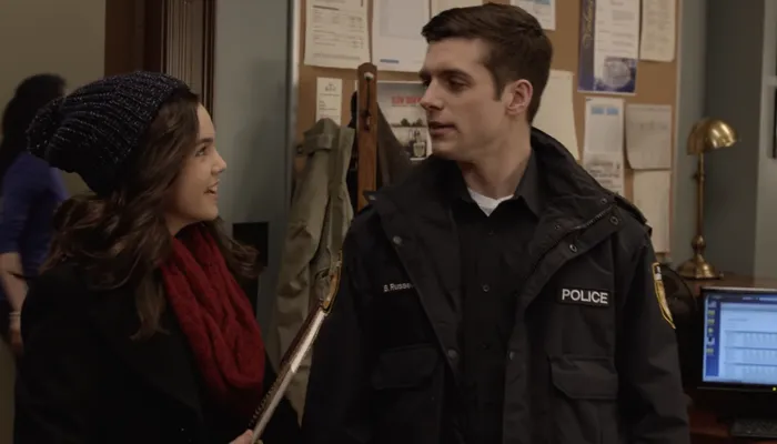 『グッド・ウィッチ』で、グレーズはブランドンの警察官の仕事を学校の宿題で調査