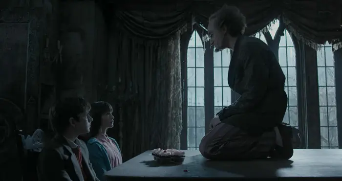 『世にも不幸なできごと』で、オラフはヴァイオレットと劇の中で結婚しようと画策