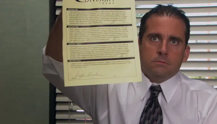 『ジ・オフィス』で、マイケルは人事部に提出する書類をカメラクルーに見せる