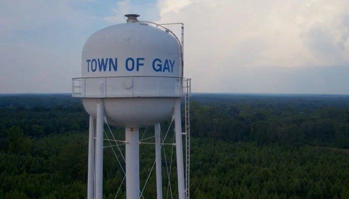 『クィア・アイ』で、”ゲイ”の町の給水塔
