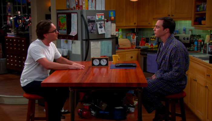 『ビッグバン★セオリー』で、レナードの相談を軽く受け流すシェルドン