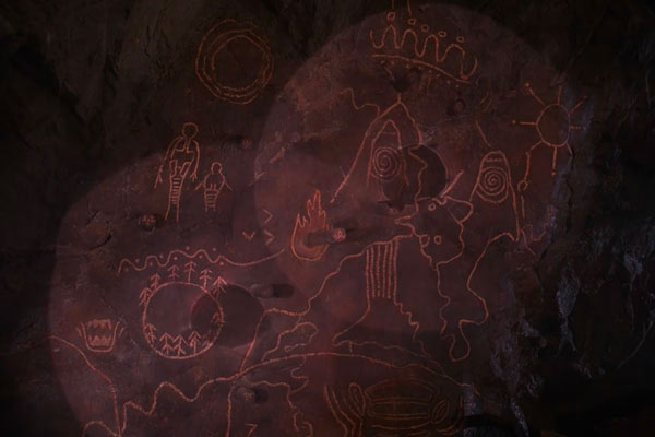 『ツイン・ピークス』で、洞窟奥で謎の壁画に出会うクーパーと保安官ハリー