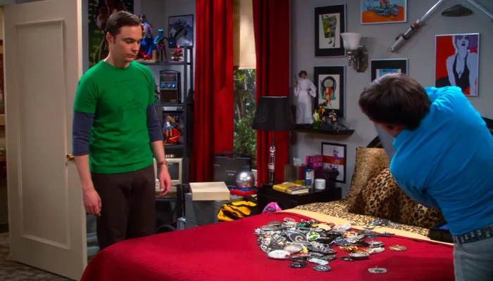 『ビッグバン★セオリー』で、シェルドンに所有するバックルを磨かせるハワード