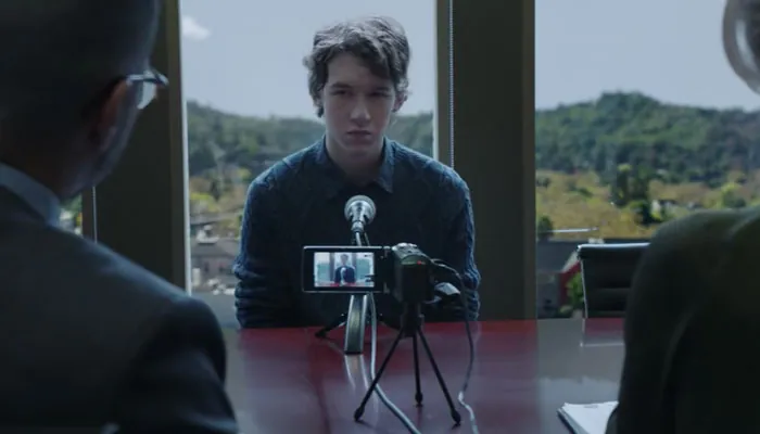 『13の理由』で、ハンナの自殺について証言する男子生徒