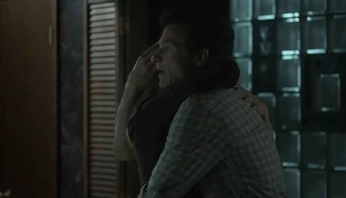 『オザークへようこそ』で、マーティーは妻と抱き合う