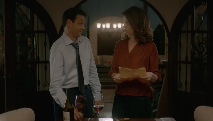 『コブラ会』で、ダニエルとアマンダはコブラ会の宣伝チラシを見る